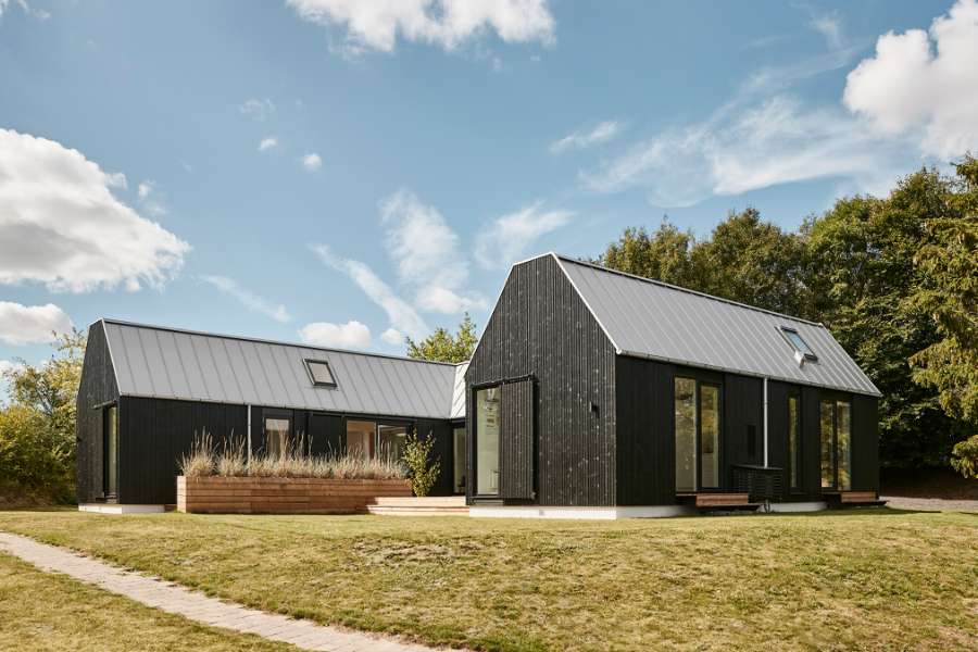 Arkitekttegnet delesommerhus beklædt med stålprofiler og træ, Skovsøvej 15, 4200 Slagelse